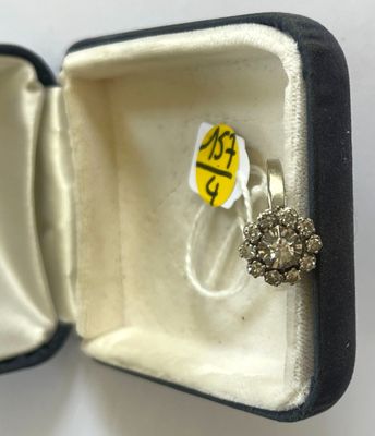 une bague qui se trouve dans une boîte sur laquelle est collé un autocollant