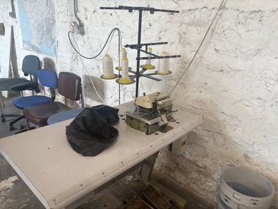 une table sur laquelle est posé un chapeau, dans une pièce
