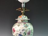 une lampe posée sur une table