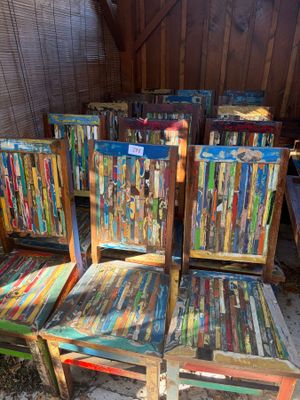 six chaises fabriquées à partir de vieilles palettes dans une grange