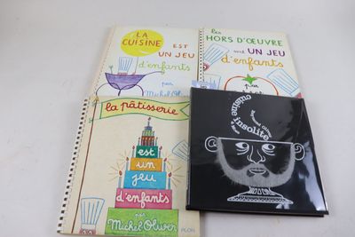 deux livres posés sur une table