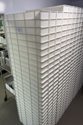 une pile de récipients en plastique posée sur un chariot dans un magasin