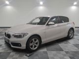 une photo d'une voiture bmw blanche dans une salle d'exposition