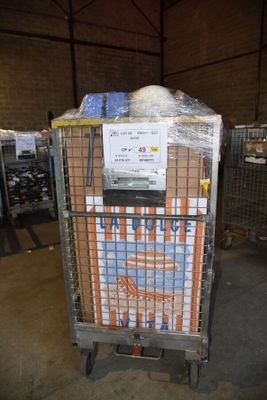 un chariot contenant de nombreux cartons dans un entrepôt