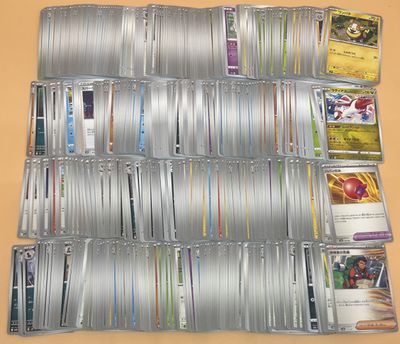 beaucoup de cartes sur la table