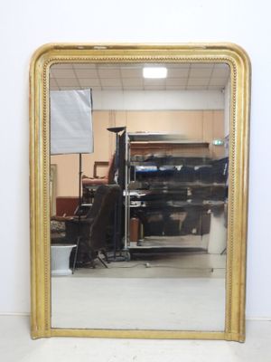 un miroir posé sur le sol devant un mur