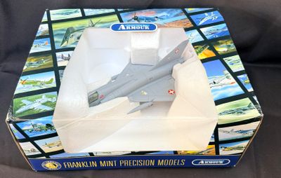 une boîte contenant une maquette d'avion de chasse