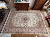 une vue en plan d'un salon avec un tapis au sol