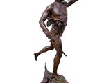 statue en bronze représentant un homme tenant une épée, posée sur un socle en bois