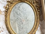 une boîte contenant un miroir, posée sur une table