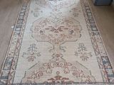un tapis qui se trouve sur le sol d'une pièce