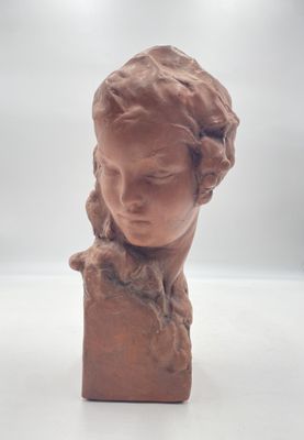 sculpture représentant la tête d'une femme sur une surface blanche