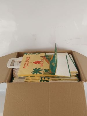 une boîte pleine de livres posée sur une table