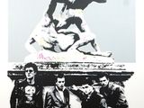 affiche représentant un groupe de jeunes hommes assis au sommet d'une statue