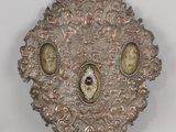 une horloge accrochée au mur et dotée d'un cadran