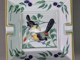 une petite assiette sur laquelle est peint un oiseau