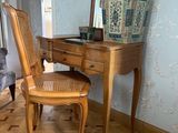un bureau en bois avec une chaise et un miroir