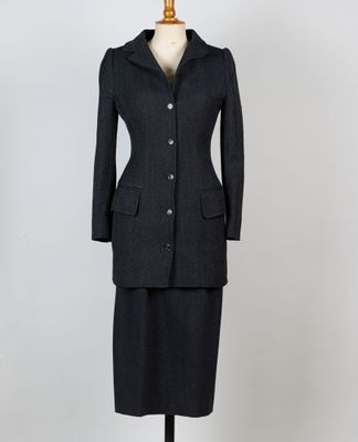 un tailleur noir et une jupe sur un mannequin, un mannequin, un mannequin, un mannequin, un mannequin, un mannequin, un mannequin, un mannequin, un mannequin, un mannequin, un mannequin, un mannequin, un mannequin, un mannequin, un mannequin, un mannequin, un mannequin, un mannequin, un mannequin, un mannequin, un mannequin, un mannequin, un mannequin, un mannequin, un mannequin, un mannequin, un mannequin, un mannequin, un mannequin, un mannequin, un mannequin, un mannequin, un mannequin
