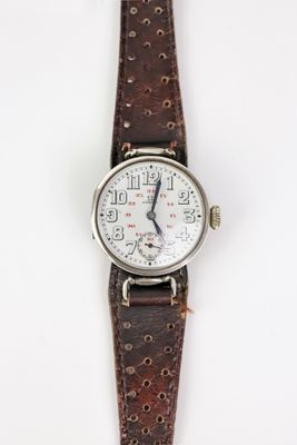 une image d'une montre-bracelet avec un bracelet en cuir marron