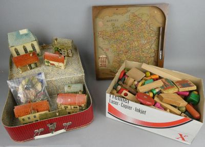 Deux boîtes de jouets en bois sont posées l'une à côté de l'autre