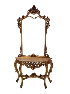 une table en bois richement sculptée, surmontée d'un miroir