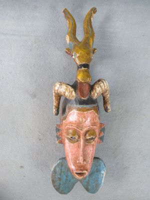 Masque africain en bois polychrome.