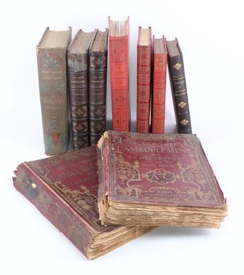 plusieurs vieux livres sont empilés sur une surface blanche