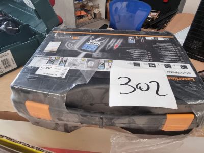 une boîte posée sur une table, sur laquelle est accrochée une étiquette de prix