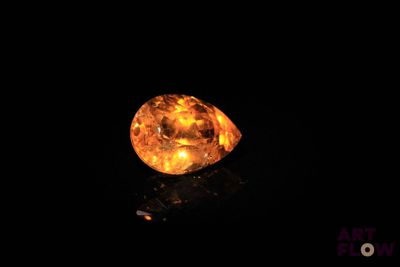 gros plan d'un diamant jaune sur une surface noire
