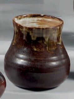 trois vases posés l'un à côté de l'autre sur une table