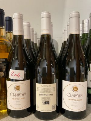 plusieurs bouteilles de vin sont alignées sur un comptoir