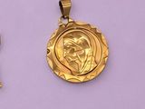 deux pendentifs en or sur lesquels figurent les portraits d'un homme et d'une femme