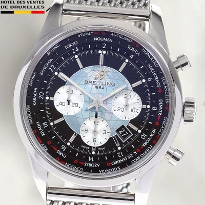un gros plan d'une montre dont le cadran représente une carte du monde