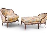 deux chaises et un repose-pieds sont posés sur une surface blanche