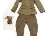 une image représentant l'uniforme d'un soldat, avec un chapeau et une paire de chaussures