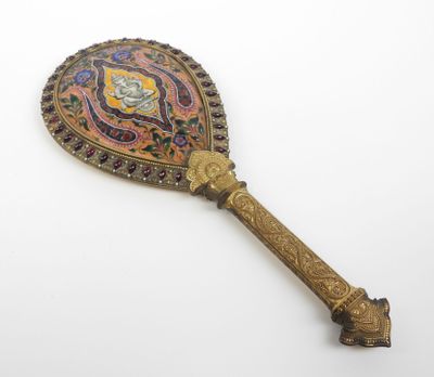 une cuillère en laiton ouvragée, ornée d'un motif coloré