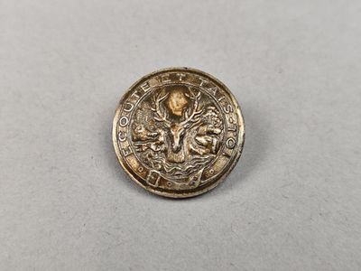 gros plan d'une pièce de monnaie sur une table à fond blanc