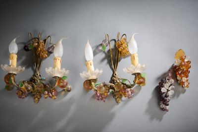 trois appliques murales ornées de fleurs et de feuilles, accrochées à un mur