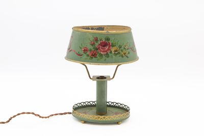 une lampe de table verte avec un abat-jour à motifs floraux