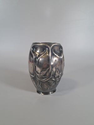 un vase en argent posé sur une table