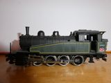 un petit train miniature posé sur une table en bois