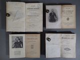 plusieurs vieux livres sont posés sur une table les uns à côté des autres