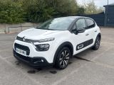 La Citroën blanche est garée sur un parking