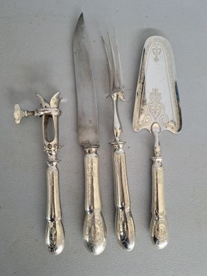 quatre couverts, dont un couteau, une fourchette et une cuillère