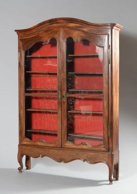 une vieille armoire en bois avec une porte en verre rouge
