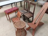 beaucoup de chaises et de tables dans une pièce avec beaucoup de meubles
