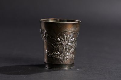 une vieille coupe en argent ornée d'un motif floral