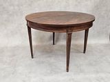 une petite table ronde avec un tiroir en dessous