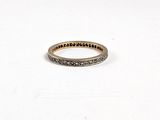 gros plan d'une bague en or et diamants sur une surface blanche