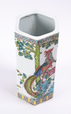 CHINE, XIXe s, Vase haut en porcelaine polychrome à pans cou…